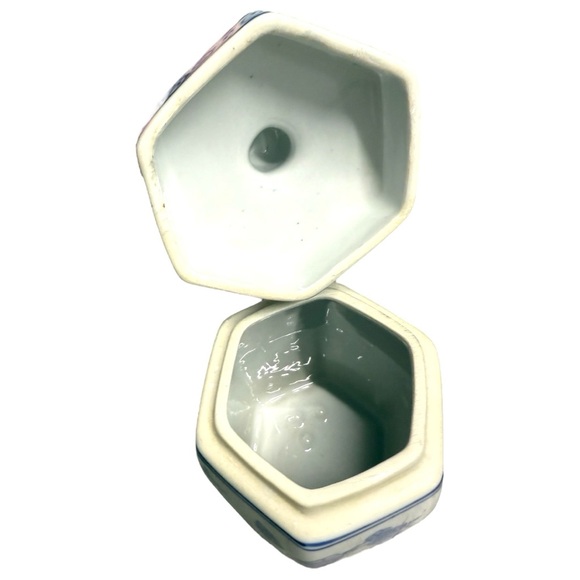 Vintage Chinese-style Blue and White Porcelain Tea Caddy or Storage Jar - Picture 5 of 7